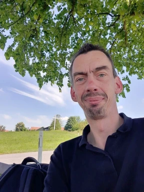 <span>Heiko, 47</span>&nbsp;<span style='width: 25px; height: 16px; float: right; background-image: url(/bitmaps/flags_small/DE.PNG)'>&nbsp;</span><br><span>Munich, Niemcy</span>&nbsp;<input type='button' class='joinbtn' style='float: right' value='JOIN NOW' />