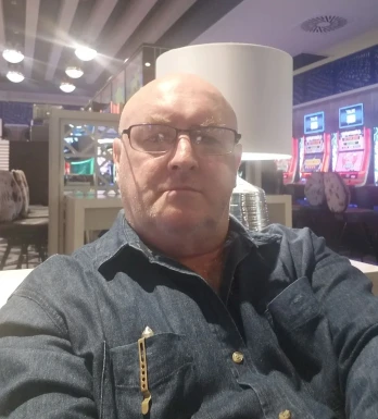 <span>Wayne, 64</span>&nbsp;<span style='width: 25px; height: 16px; float: right; background-image: url(/bitmaps/flags_small/AU.PNG)'>&nbsp;</span><br><span>Gold Coast, ออสเตรเลีย</span>&nbsp;<input type='button' class='joinbtn' style='float: right' value='JOIN NOW' />